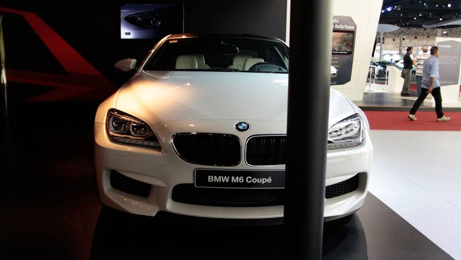 O M6 vem com motor V8 com tecnologia M Twin Power Turbo e pot&ecirc;ncia m&aacute;xima de 560 cavalos, basicamente o mesmo utilizado pelo sed&atilde; M5 | <a href="https://beta-develop.quatrorodas.abril.com.br/salao-do-automovel/2012/carros/m6-710910.shtml" rel="migration">Leia mais</a>