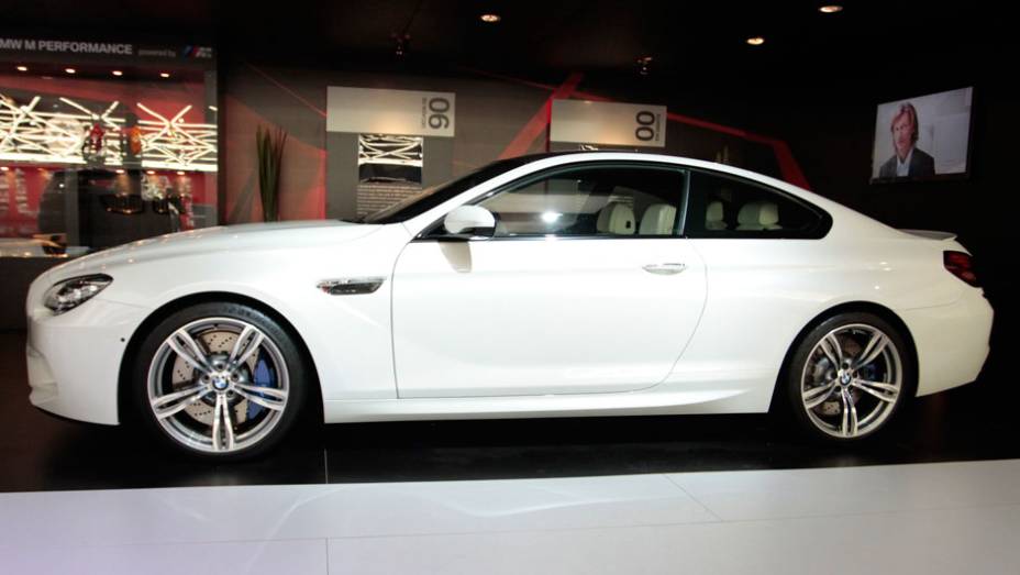 Em termos de desempenho, ele ganha do "irmão" por pouco: vai de 0 a 100 km/h em 4,2 segundos (0,1s mais rápido)... | <a href="https://beta-develop.quatrorodas.abril.com.br/salao-do-automovel/2012/carros/m6-710910.shtml" rel="migration">Leia mais</a> Em termos de desempenho, ele ganha do "irmão" por pouco: vai de 0 a 100 km/h em 4,2 segundos (0,1s mais rápido)... | <a href="https://beta-develop.quatrorodas.abril.com.br/salao-do-automovel/2012/carros/m6-710910.shtml" rel="migration">Leia mais</a>