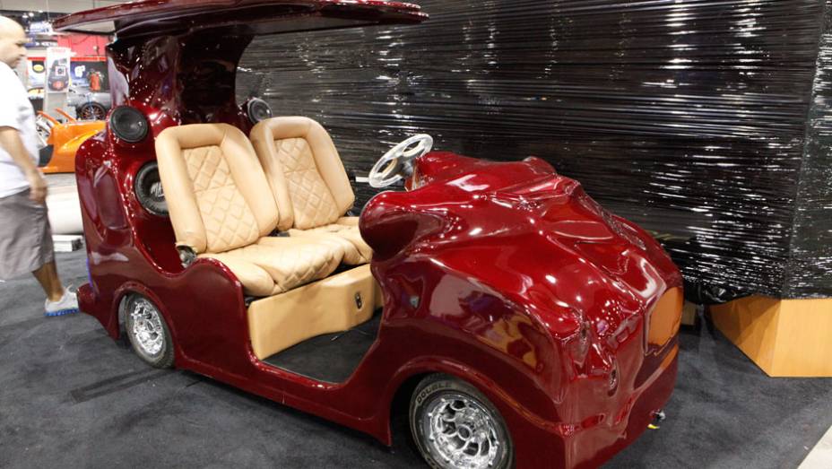 Este carrinho de golfe ganhou pintura especial, bancos de couro e perdeu a capota Este carrinho de golfe ganhou pintura especial, bancos de couro e perdeu a capota