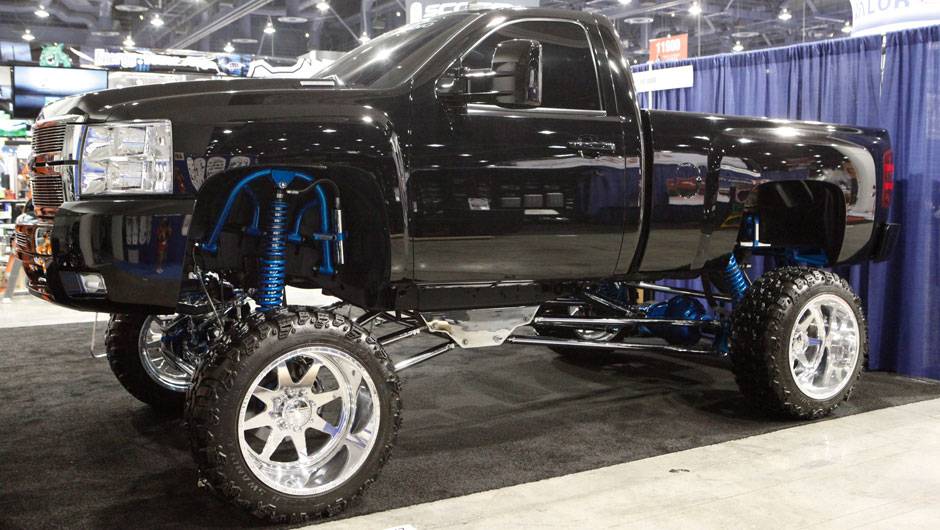 Suspens&atilde;o elevada e rodas gigantes formam a receita mais usada nas picapes, como esta Chevrolet Silverado