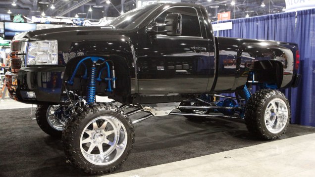 Suspensão elevada e rodas gigantes formam a receita mais usada nas picapes, como esta Chevrolet Silverado Suspensão elevada e rodas gigantes formam a receita mais usada nas picapes, como esta Chevrolet Silverado