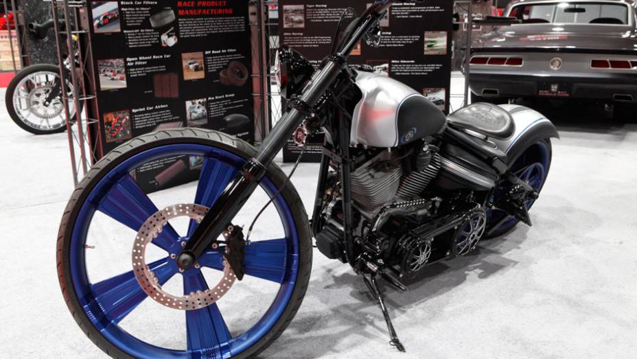 Esta moto chopper ganhou novas (e gigantes) rodas e pintura especial Esta moto chopper ganhou novas (e gigantes) rodas e pintura especial