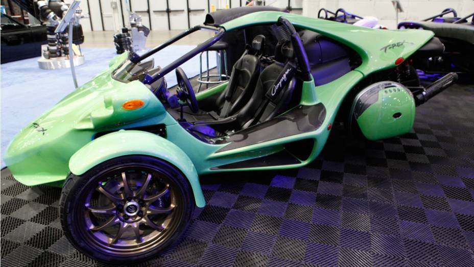 Já o T-Rex satisfaz quem busca desempenho, principalmente pelo motor Kawasaki de quatro cilindros em linha e quase 200 cv; segundo a fabricante, o T-Rex chega aos 230 km/h Já o T-Rex satisfaz quem busca desempenho, principalmente pelo motor Kawasaki de quatro cilindros em linha e quase 200 cv; segundo a fabricante, o T-Rex chega aos 230 km/h