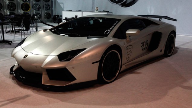A Lamborghini Aventador ganhou rodas negras da Giovanna, uma das fabricantes mais famosas entre os adeptos da personalização A Lamborghini Aventador ganhou rodas negras da Giovanna, uma das fabricantes mais famosas entre os adeptos da personalização