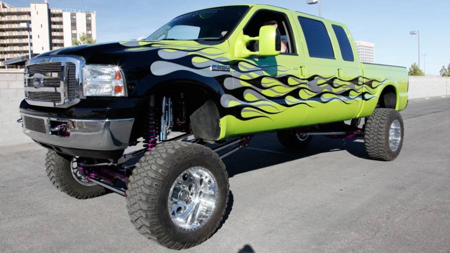 Também da fabricante do oval azul é esta discreta picape F-250, com pintura verde e flames nas laterais Também da fabricante do oval azul é esta discreta picape F-250, com pintura verde e flames nas laterais