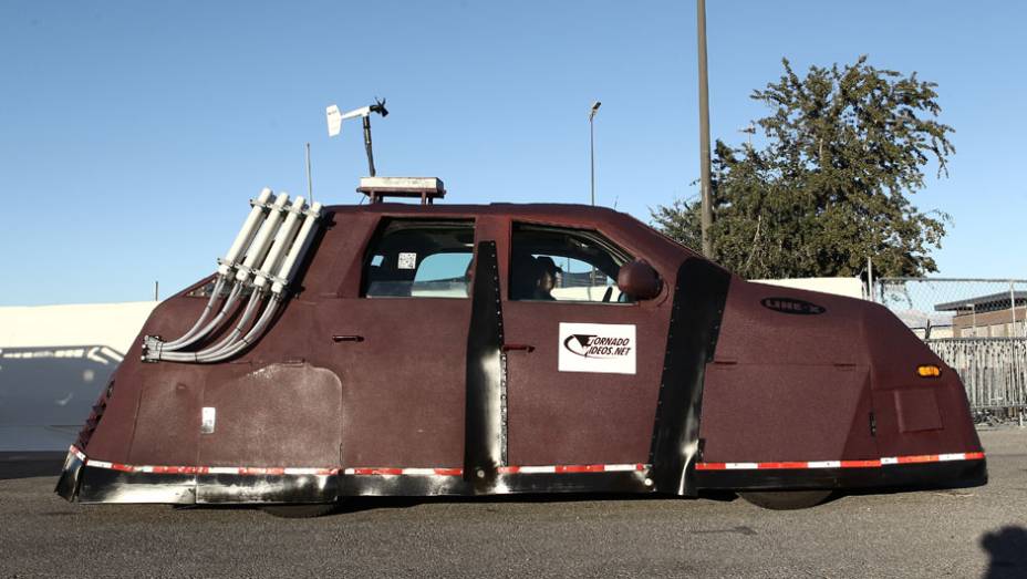O que diabos é isso? Trata-se de uma Ford F-250 preparada para acompanhar os caçadores de tornado O que diabos é isso? Trata-se de uma Ford F-250 preparada para acompanhar os caçadores de tornado