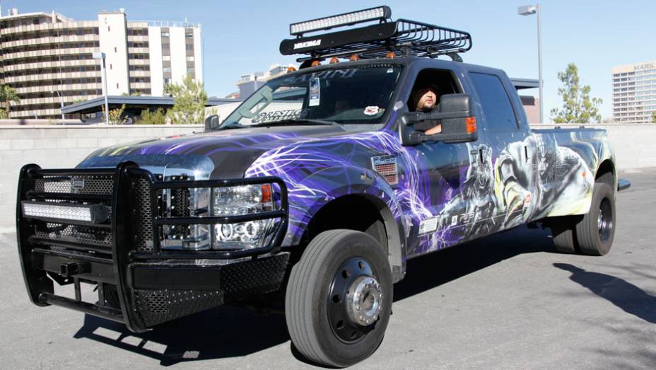 Com esta F-450 o negócio não é andar lá nas alturas, e sim virar o centro das atenções com uma pintura nada comum Com esta F-450 o negócio não é andar lá nas alturas, e sim virar o centro das atenções com uma pintura nada comum