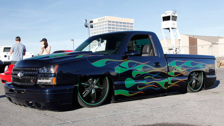 Nem uma moeda consegue ser colocada debaixo desta Chevrolet Silverado. Tomara que não existam lombadas pelo caminho... Nem uma moeda consegue ser colocada debaixo desta Chevrolet Silverado. Tomara que não existam lombadas pelo caminho...