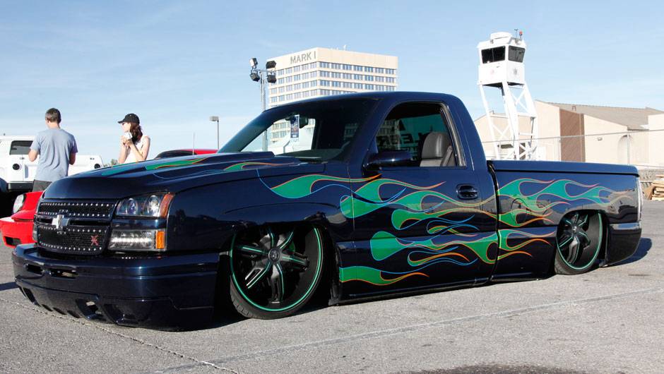 Nem uma moeda consegue ser colocada debaixo desta Chevrolet Silverado. Tomara que n&atilde;o existam lombadas pelo caminho...