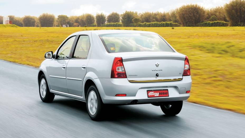 Renault Logan 1.0 16V (todos) - Nota A: 8/12,1 km/l na cidade; 8,8/13 km/l na estrada (etanol/gasolina) <a href="https://beta-develop.quatrorodas.abril.com.br/noticias/mercado/inmetro-divulga-nova-lista-veiculos-mais-economicos-716785.shtml" rel="migration">Leia mais</a>