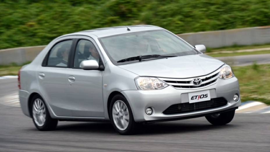 Toyota Etios sed&atilde; 1.5 (todos) - Nota A: 8,4/11,9 km/l na cidade; 9,3/14 km/l na estrada (etanol/gasolina) <a href="https://beta-develop.quatrorodas.abril.com.br/noticias/mercado/inmetro-divulga-nova-lista-veiculos-mais-economicos-716785.shtml" rel="migration">Leia mais</a>