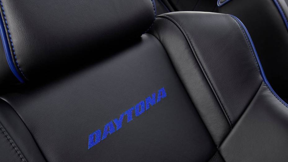 O revestimento &eacute; em couro Nappa | <a href="https://beta-develop.quatrorodas.abril.com.br/saloes/los-angeles/2012/dodge-charger-daytona-724025.shtml" rel="migration">Leia mais</a>