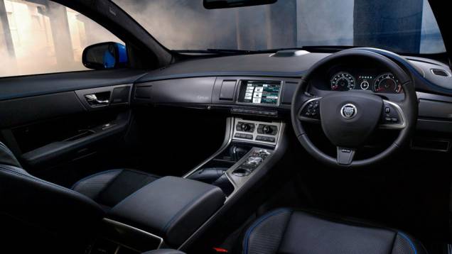 A Jaguar também aposta na boa dirigibilidade do XFR-S e, para isso, revisou as suspensões utilizadas no XFR | <a href="https://beta-develop.quatrorodas.abril.com.br/saloes/los-angeles/2012/jaguar-xfr-s-724591.shtml" rel="migration">Leia mais</a> A Jaguar também aposta na boa dirigibilidade do XFR-S e, para isso, revisou as suspensões utilizadas no XFR | <a href="https://beta-develop.quatrorodas.abril.com.br/saloes/los-angeles/2012/jaguar-xfr-s-724591.shtml" rel="migration">Leia mais</a>