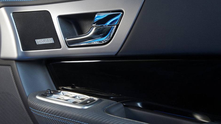 Tamb&eacute;m emprega um sistema de controle de estabilidade din&acirc;mico no modelo| <a href="https://beta-develop.quatrorodas.abril.com.br/saloes/los-angeles/2012/jaguar-xfr-s-724591.shtml" rel="migration">Leia mais</a>