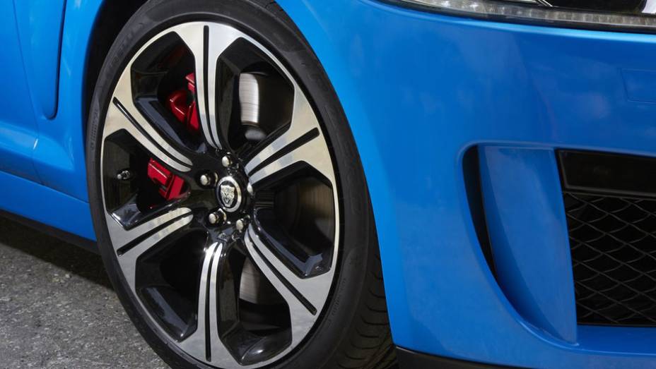 Quanto aos freios, são utilizados discos ventilados nas quatro rodas | <a href="https://beta-develop.quatrorodas.abril.com.br/saloes/los-angeles/2012/jaguar-xfr-s-724591.shtml" rel="migration">Leia mais</a>
