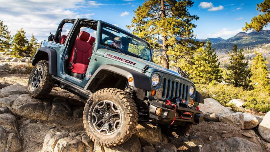 A Jeep lançou uma edição especial do Wrangler no Salão de Los Angeles | <a href="https://beta-develop.quatrorodas.abril.com.br/saloes/los-angeles/2012/jeep-wrangler-rubicon-10th-anniversary-724533.shtml" rel="migration">Leia mais</a>