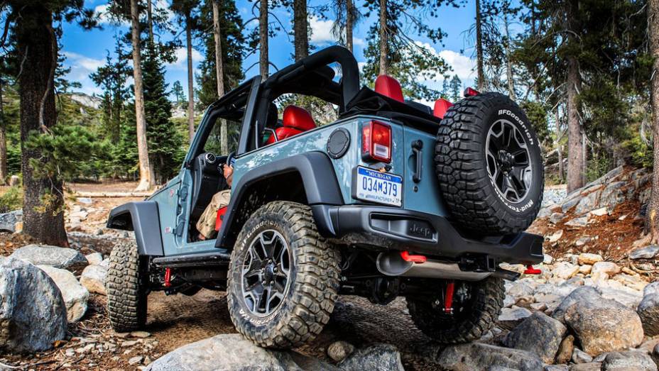 De série, é oferecida transmissão manual de seis velocidades | <a href="https://beta-develop.quatrorodas.abril.com.br/saloes/los-angeles/2012/jeep-wrangler-rubicon-10th-anniversary-724533.shtml" rel="migration">Leia mais</a>