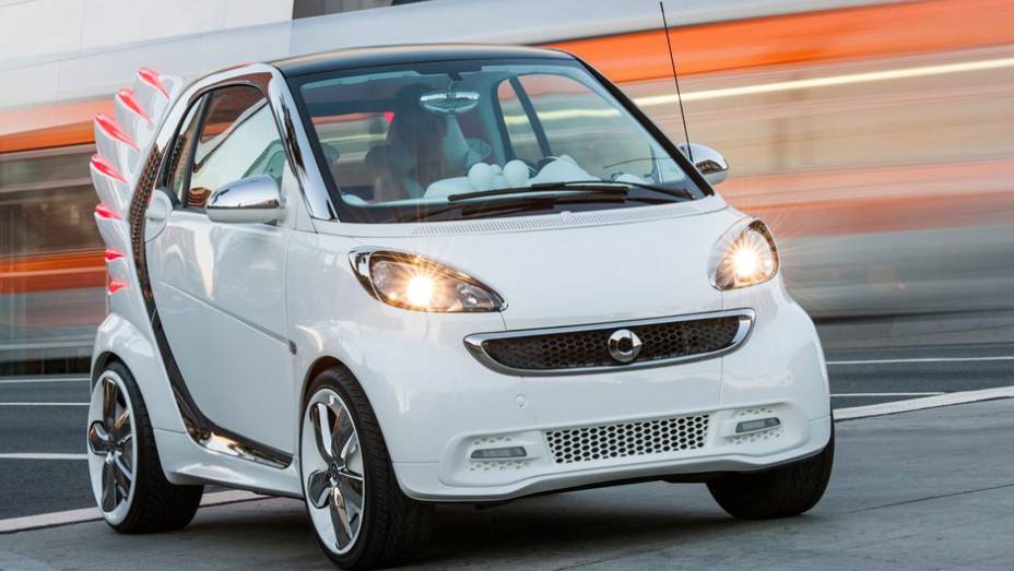 A marca lança o ForJeremy concept, um modelo elétrico baseado no fortwo, mas com uma notável diferença: asas | <a href="%20https://beta-develop.quatrorodas.abril.com.br/saloes/los-angeles/2012/smart-forjeremy-concept-724531.shtml" rel="migration">Leia mais</a>