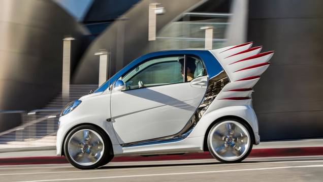 Na traseira, o destaque do carro: em ambos os lados, asas brancas, com detalhes em vermelho | <a href="%20https://beta-develop.quatrorodas.abril.com.br/saloes/los-angeles/2012/smart-forjeremy-concept-724531.shtml" rel="migration">Leia mais</a> Na traseira, o destaque do carro: em ambos os lados, asas brancas, com detalhes em vermelho | <a href="%20https://beta-develop.quatrorodas.abril.com.br/saloes/los-angeles/2012/smart-forjeremy-concept-724531.shtml" rel="migration">Leia mais</a>