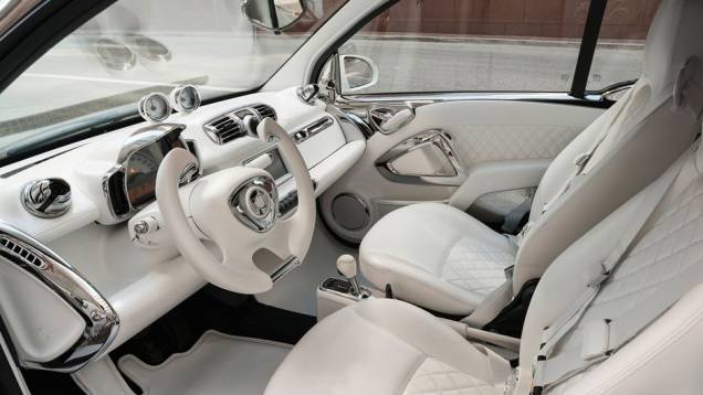 No interior, o veículo tem revestimento na cor branca e um volante que lembra um manche de avião | <a href="%20https://beta-develop.quatrorodas.abril.com.br/saloes/los-angeles/2012/smart-forjeremy-concept-724531.shtml" rel="migration">Leia mais</a> No interior, o veículo tem revestimento na cor branca e um volante que lembra um manche de avião | <a href="%20https://beta-develop.quatrorodas.abril.com.br/saloes/los-angeles/2012/smart-forjeremy-concept-724531.shtml" rel="migration">Leia mais</a>