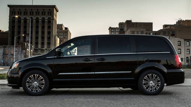 A nova versão da minivan oferece um pacote de equipamentos bastante semelhante ao do sedã 300 | <a href="%20https://beta-develop.quatrorodas.abril.com.br/saloes/los-angeles/2012/chrysler-town-country-s-723717.shtml" rel="migration">Leia mais</a> A nova versão da minivan oferece um pacote de equipamentos bastante semelhante ao do sedã 300 | <a href="%20https://beta-develop.quatrorodas.abril.com.br/saloes/los-angeles/2012/chrysler-town-country-s-723717.shtml" rel="migration">Leia mais</a>