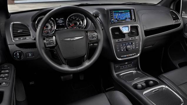 Por dentro, leitor de DVD e Blu-Ray para os passageiros do banco traseiro com entradas USB e HDMI | <a href="%20https://beta-develop.quatrorodas.abril.com.br/saloes/los-angeles/2012/chrysler-town-country-s-723717.shtml" rel="migration">Leia mais</a> Por dentro, leitor de DVD e Blu-Ray para os passageiros do banco traseiro com entradas USB e HDMI | <a href="%20https://beta-develop.quatrorodas.abril.com.br/saloes/los-angeles/2012/chrysler-town-country-s-723717.shtml" rel="migration">Leia mais</a>