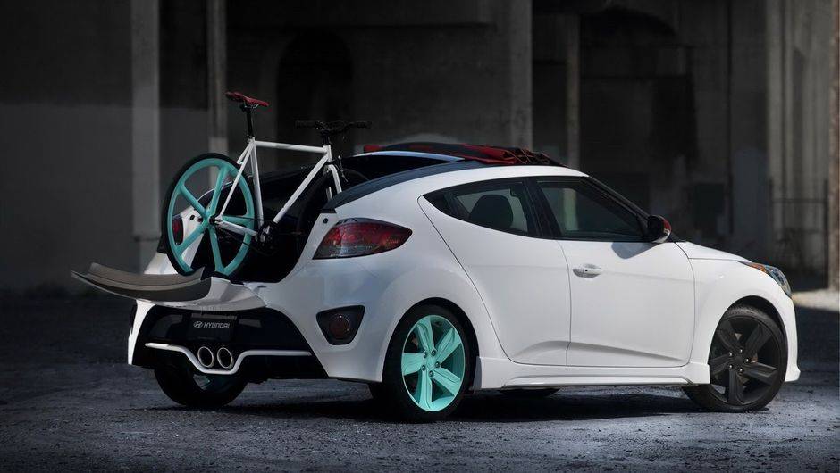 Apresentado como carro-conceito, o C3 Roll Top conta com um teto feito &agrave; base de lona de caminh&atilde;o reutilizada | <a href="https://beta-develop.quatrorodas.abril.com.br/saloes/los-angeles/2012/hyundai-veloster-c3-roll-top-concept-724675.shtml" rel="migration">Leia mais</a>