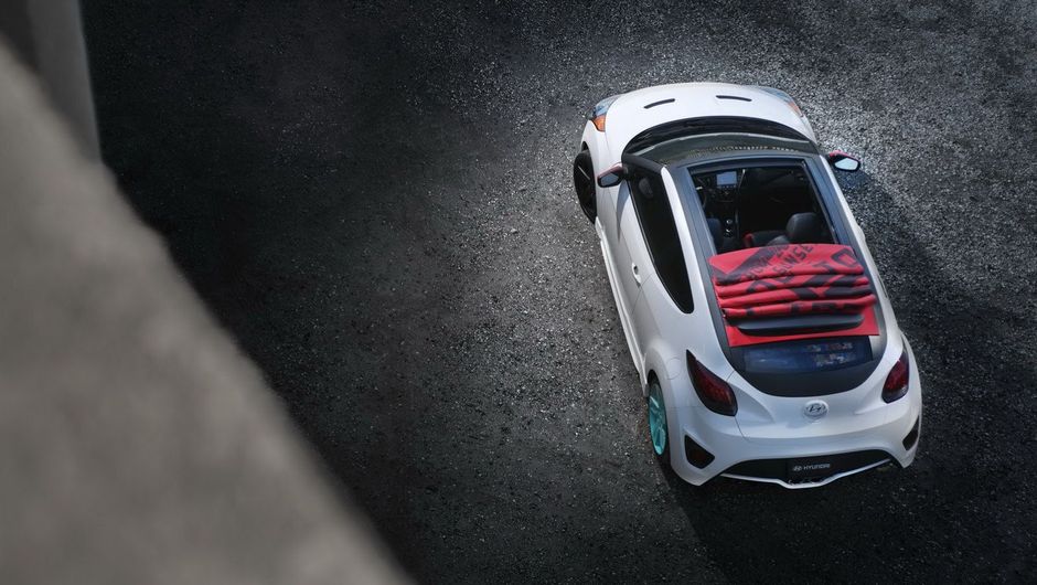 Isso acontece caso seja necess&aacute;rio transportar algo de maior dimens&atilde;o | <a href="https://beta-develop.quatrorodas.abril.com.br/saloes/los-angeles/2012/hyundai-veloster-c3-roll-top-concept-724675.shtml" rel="migration">Leia mais</a>