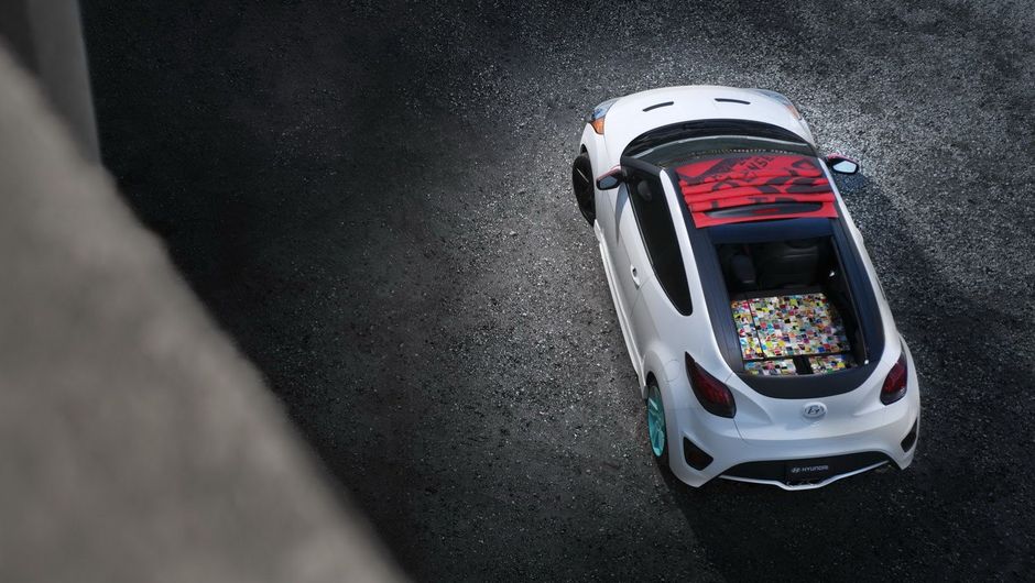 Sob o cap&ocirc;, &eacute; utilizado um motor 1.6 turbo, que entrega 201 cavalos de pot&ecirc;ncia | <a href="https://beta-develop.quatrorodas.abril.com.br/saloes/los-angeles/2012/hyundai-veloster-c3-roll-top-concept-724675.shtml" rel="migration">Leia mais</a>