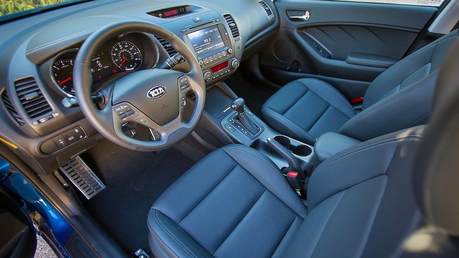 Est&atilde;o confirmados ar-condicionado, r&aacute;dio com bluetooth e comandos no volante, vidros e retrovisores el&eacute;tricos. J&aacute; na vers&atilde;o EX, acrescenta-se um display multim&iacute;dia (gps opcional) | <a href="%20https://beta-develop.quatrorodas.abril.com.br/saloes/los-angeles/2012/kia-fort" rel="migration"></a>