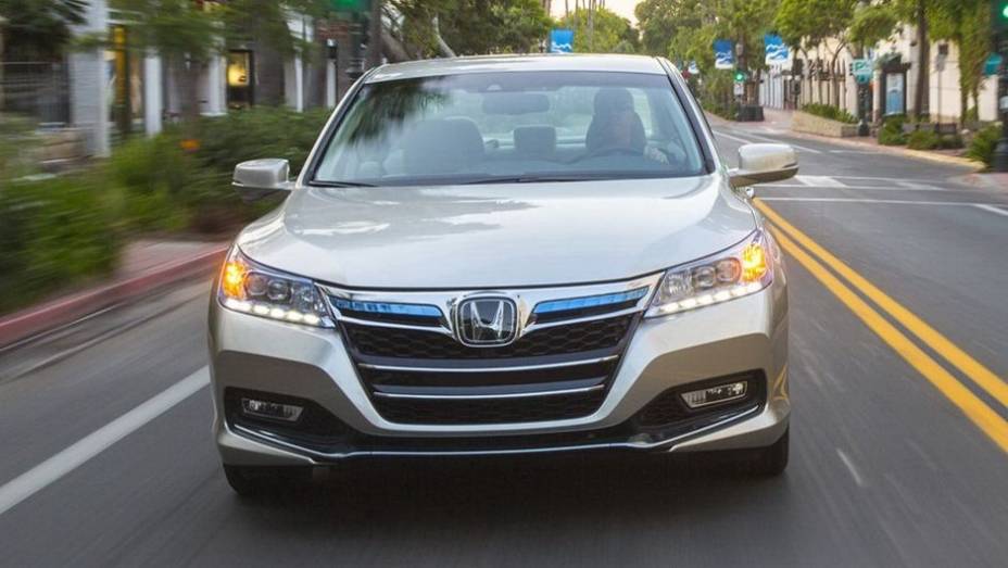 Segundo a marca, o Accord híbrido faz o equivalente a 49 km/l (115 MPGe) | <a href="https://beta-develop.quatrorodas.abril.com.br/saloes/los-angeles/2012/honda-accord-phev-724965.shtml" rel="migration">Leia mais</a>