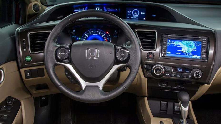 Atenção especial foi dada ao interior do Civic, muito criticado em sua atual versão | <a href="https://beta-develop.quatrorodas.abril.com.br/saloes/los-angeles/2012/honda-civic-2013-724902.shtml" rel="migration">Leia mais</a>