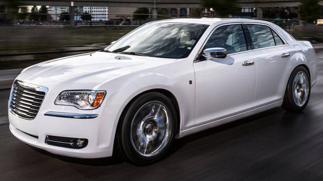 O sedã conta com rodas de alumínio de 20 polegadas | <a href="https://beta-develop.quatrorodas.abril.com.br/saloes/detroit/2013/chrysler-300c-motown-edition-730472.shtml" rel="migration">Leia mais</a> O sedã conta com rodas de alumínio de 20 polegadas | <a href="https://beta-develop.quatrorodas.abril.com.br/saloes/detroit/2013/chrysler-300c-motown-edition-730472.shtml" rel="migration">Leia mais</a>