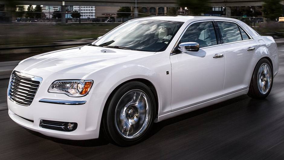 O sedã conta com rodas de alumínio de 20 polegadas | <a href="https://beta-develop.quatrorodas.abril.com.br/saloes/detroit/2013/chrysler-300c-motown-edition-730472.shtml" rel="migration">Leia mais</a> O sedã conta com rodas de alumínio de 20 polegadas | <a href="https://beta-develop.quatrorodas.abril.com.br/saloes/detroit/2013/chrysler-300c-motown-edition-730472.shtml" rel="migration">Leia mais</a>