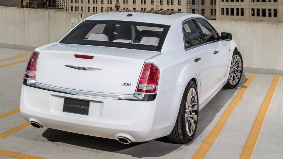 O Chrysler 300C Motown Edition chegará às concessionárias norte-americanas no segundo trimestre de 2013 | <a href="https://beta-develop.quatrorodas.abril.com.br/saloes/detroit/2013/chrysler-300c-motown-edition-730472.shtml" rel="migration">Leia mais</a>