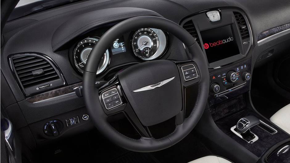 O carro tem sistema de entretenimento com tela sensível ao toque de 8,4 polegadas, recheado com 100 músicas de artistas locais no cartão SD | <a href="https://beta-develop.quatrorodas.abril.com.br/saloes/detroit/2013/chrysler-300c-motown-edition-730472.shtml" rel="migration">Leia mais</a> O carro tem sistema de entretenimento com tela sensível ao toque de 8,4 polegadas, recheado com 100 músicas de artistas locais no cartão SD | <a href="https://beta-develop.quatrorodas.abril.com.br/saloes/detroit/2013/chrysler-300c-motown-edition-730472.shtml" rel="migration">Leia mais</a>