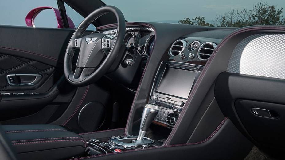 O convers&iacute;vel deve ser vendido por aproximadamente 164 mil libras esterlinas | <a href="https://beta-develop.quatrorodas.abril.com.br/saloes/detroit/2013/bentley-continental-gt-speed-convertible-730392.shtml" rel="migration">Leia mais</a>