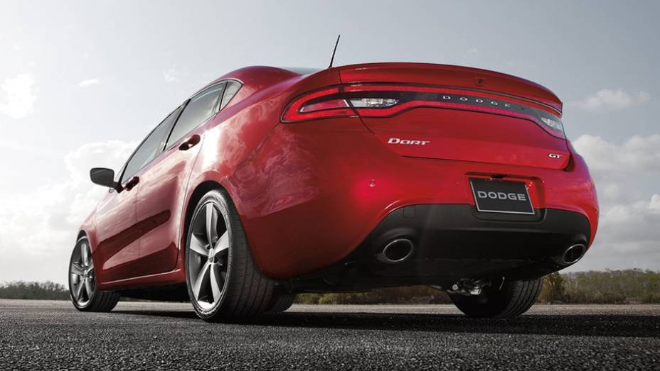 ... bem como ponteira dupla de escapamento, rodas de liga leve de 18 polegadas e suspens&atilde;o esportiva com novos amortecedores | <a href="https://beta-develop.quatrorodas.abril.com.br/saloes/detroit/2013/dodge-dart-gt-730486.shtml" rel="migration">Leia mais</a>