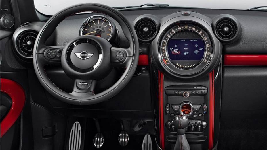 Vale lembrar que o Countryman John Cooper Works vai de 0 a 100 km/h em 7 segundos e chega aos 225 km/h | <a href="https://beta-develop.quatrorodas.abril.com.br/saloes/detroit/2013/mini-paceman-jcw-730365.shtml" rel="migration">Leia mais</a>