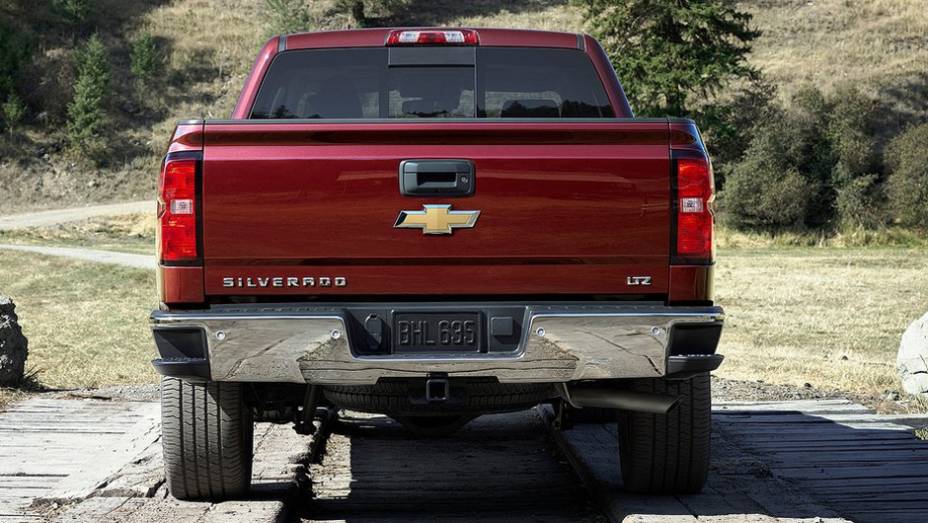 São três opções de motorização: a versão de entrada é o 4.3 V6, passando pelo 5.3 V8 e chegando ao 6.2 V8 | <a href="https://beta-develop.quatrorodas.abril.com.br/saloes/detroit/2013/chevrolet-silverado-730372.shtml" rel="migration">Leia mais</a> São três opções de motorização: a versão de entrada é o 4.3 V6, passando pelo 5.3 V8 e chegando ao 6.2 V8 | <a href="https://beta-develop.quatrorodas.abril.com.br/saloes/detroit/2013/chevrolet-silverado-730372.shtml" rel="migration">Leia mais</a>