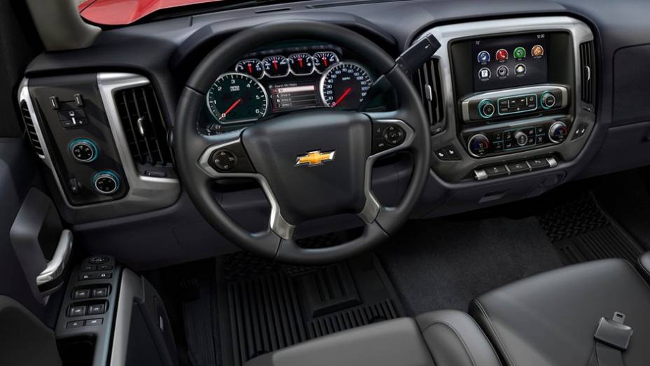 Bem equipada, ela traz freios ABS, sistema de alerta de colis&atilde;o frontal e c&acirc;mera de r&eacute; entre os itens de s&eacute;rie | <a href="https://beta-develop.quatrorodas.abril.com.br/saloes/detroit/2013/chevrolet-silverado-730372.shtml" rel="migration">Leia mais</a>