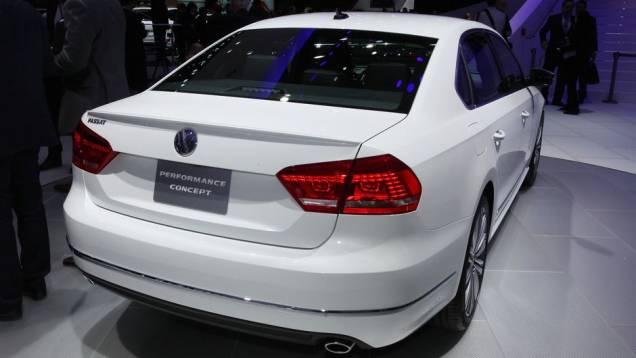 Na traseira, as lanternas são de LED e há cano duplo de escapamento | <a href="https://beta-develop.quatrorodas.abril.com.br/saloes/detroit/2013/passat-performance-concept-731010.shtml" rel="migration">Leia mais</a> Na traseira, as lanternas são de LED e há cano duplo de escapamento | <a href="https://beta-develop.quatrorodas.abril.com.br/saloes/detroit/2013/passat-performance-concept-731010.shtml" rel="migration">Leia mais</a>