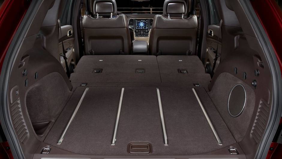 A motoriza&ccedil;&atilde;o que equipa o Grand Cherokee &eacute; 6.4 litros HEMI V8, que desenvolve 470 cavalos de pot&ecirc;ncia | <a href="https://beta-develop.quatrorodas.abril.com.br/saloes/detroit/2013/grand-cherokee-2014-730889.shtml" rel="migration">Leia mais</a>