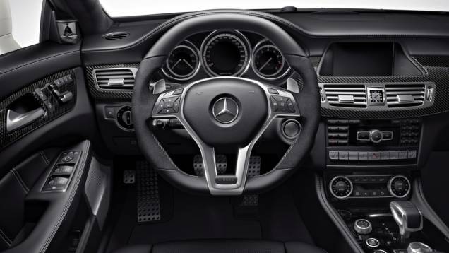 A transmiss&atilde;o que equipa o modelo &eacute; uma AMG SPEEDSHIFT de sete velocidades | <a href="https://beta-develop.quatrorodas.abril.com.br/saloes/detroit/2013/mercedes-benz-cls-63-amg-730585.shtml" rel="migration">Leia mais</a>