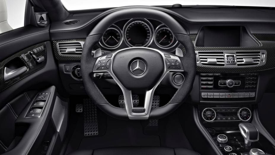 A transmissão que equipa o modelo é uma AMG SPEEDSHIFT de sete velocidades | <a href="https://beta-develop.quatrorodas.abril.com.br/saloes/detroit/2013/mercedes-benz-cls-63-amg-730585.shtml" rel="migration">Leia mais</a>