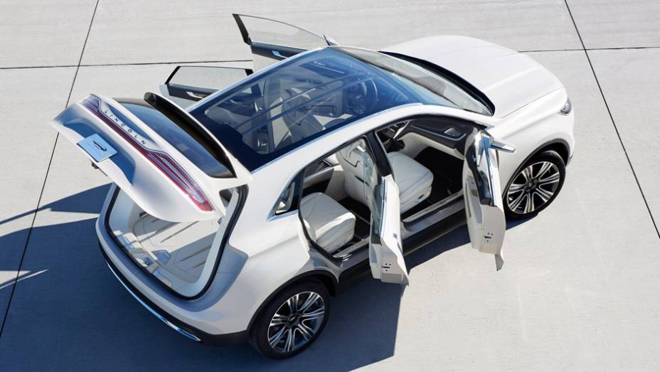 Destaque tamb&eacute;m para o teto solar panor&acirc;mico | <a href="https://beta-develop.quatrorodas.abril.com.br/saloes/detroit/2013/lincoln-mkc-concept-730866.shtml" rel="migration">Leia mais</a>
