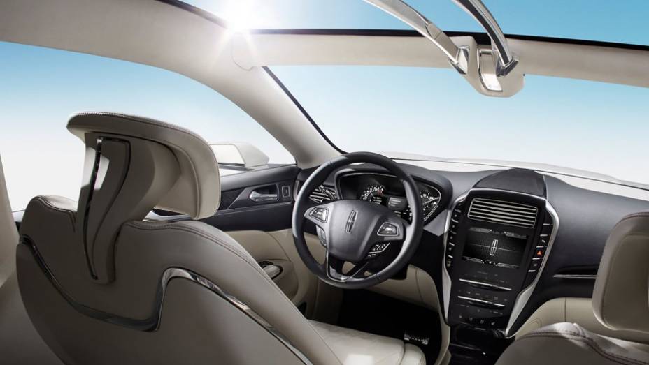 &Eacute; poss&iacute;vel notar detalhes cromados em diversas partes, incluindo nos bancos | <a href="https://beta-develop.quatrorodas.abril.com.br/saloes/detroit/2013/lincoln-mkc-concept-730866.shtml" rel="migration">Leia mais</a>