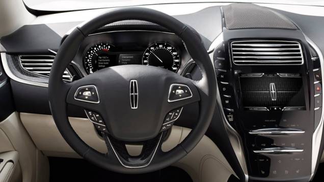 Estão presentes ainda sistema multimídia e navegação e volante com comandos | <a href="https://beta-develop.quatrorodas.abril.com.br/saloes/detroit/2013/lincoln-mkc-concept-730866.shtml" rel="migration">Leia mais</a> Estão presentes ainda sistema multimídia e navegação e volante com comandos | <a href="https://beta-develop.quatrorodas.abril.com.br/saloes/detroit/2013/lincoln-mkc-concept-730866.shtml" rel="migration">Leia mais</a>