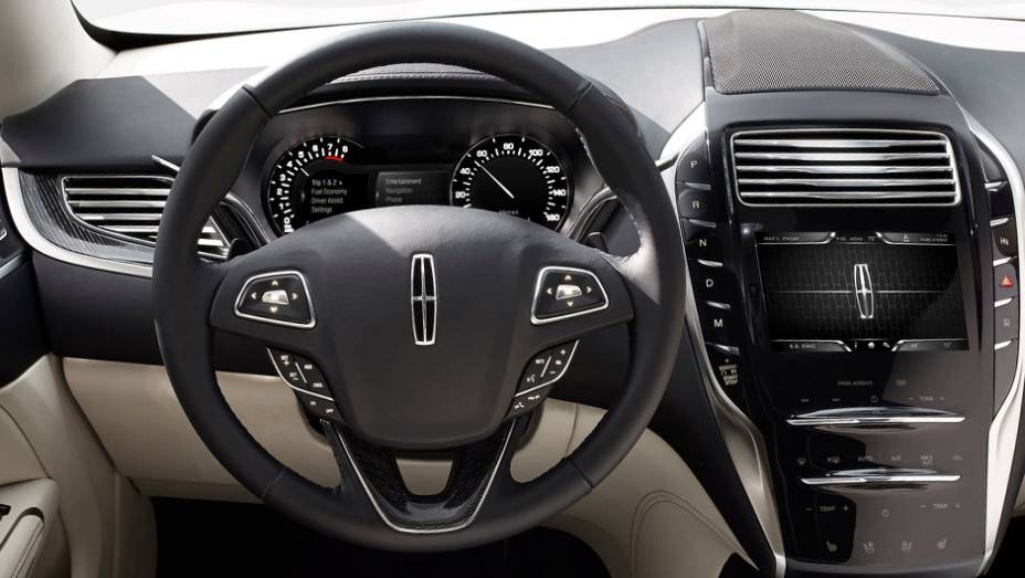 Est&atilde;o presentes ainda sistema multim&iacute;dia e navega&ccedil;&atilde;o e volante com comandos | <a href="https://beta-develop.quatrorodas.abril.com.br/saloes/detroit/2013/lincoln-mkc-concept-730866.shtml" rel="migration">Leia mais</a>