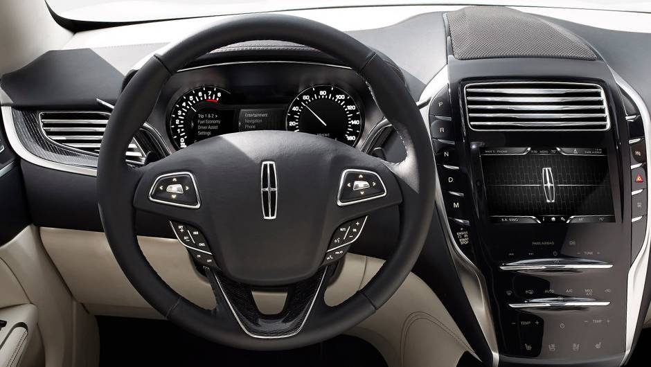 Est&atilde;o presentes ainda sistema multim&iacute;dia e navega&ccedil;&atilde;o e volante com comandos | <a href="https://beta-develop.quatrorodas.abril.com.br/saloes/detroit/2013/lincoln-mkc-concept-730866.shtml" rel="migration">Leia mais</a>